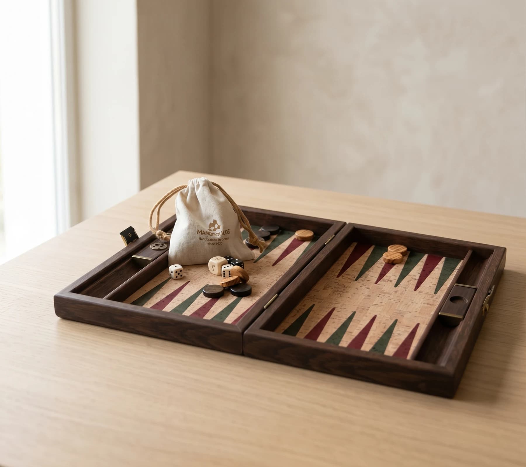 Aegean backgammon i naturkork på et eikebord